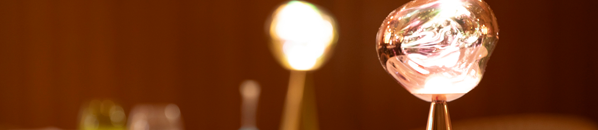 テーブル上の明るく輝くランプ